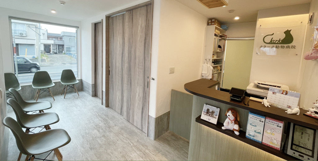 クラーク動物病院の待合室と受付全景
